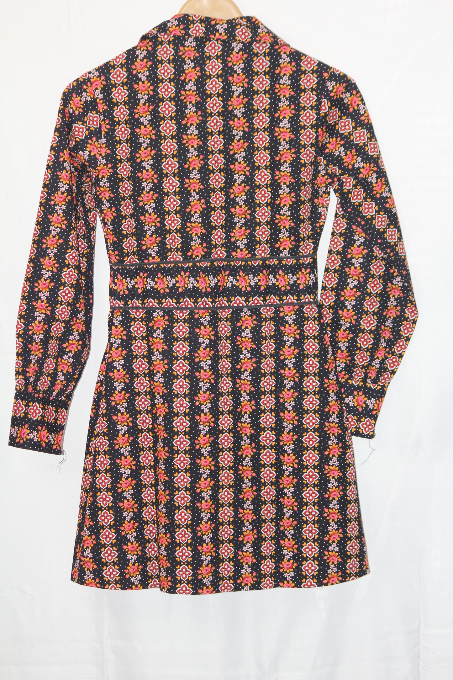 Darursh Medium Black Cotton Floral Blouse