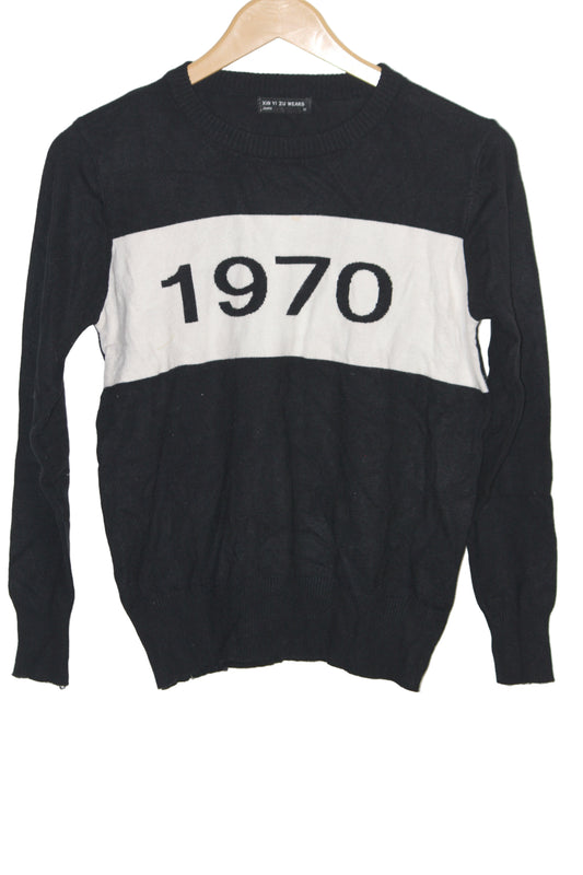 Xin Yi Zu Wears Medium Black and White Sweatshirt