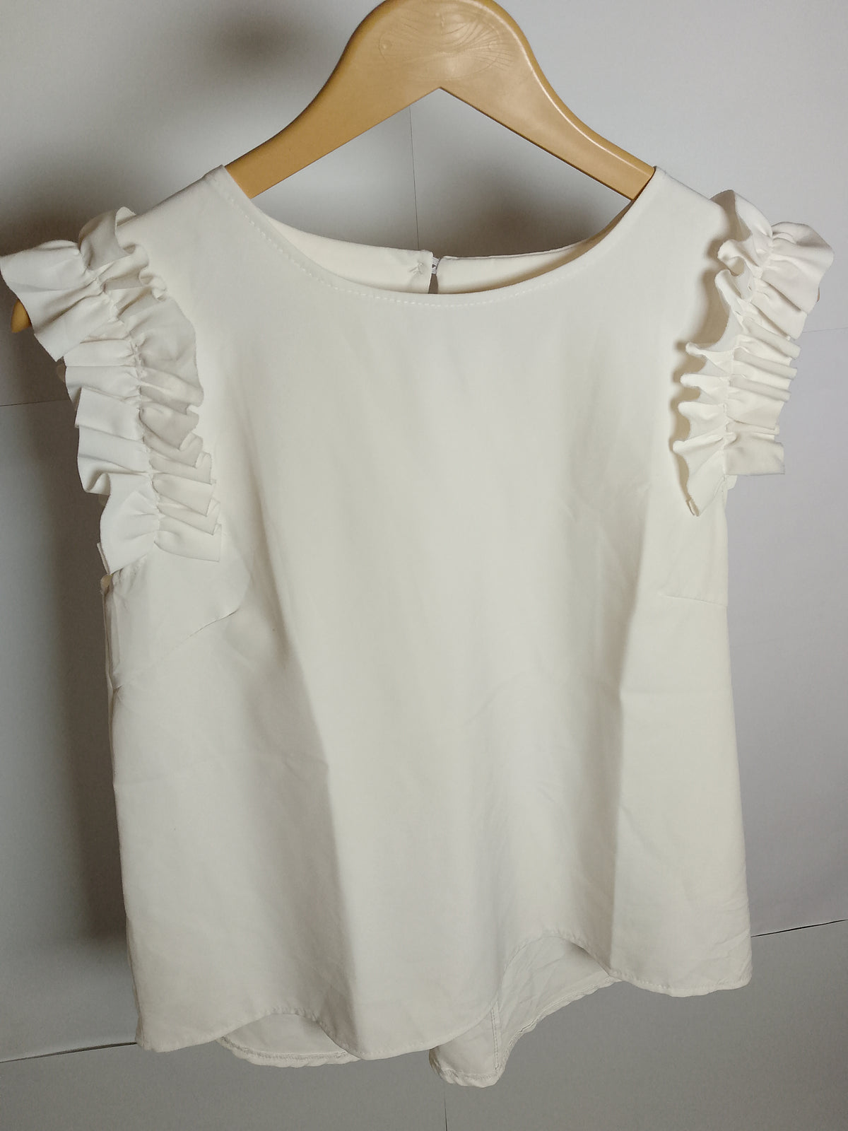 Thriftyfy White Sleeveless Chic Blouse