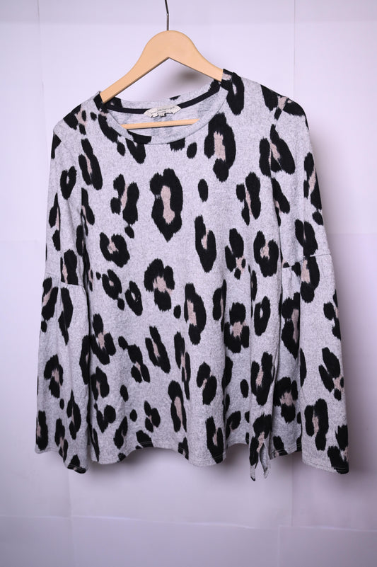 F&F Medium White Cheetah Grey Sweatshirt