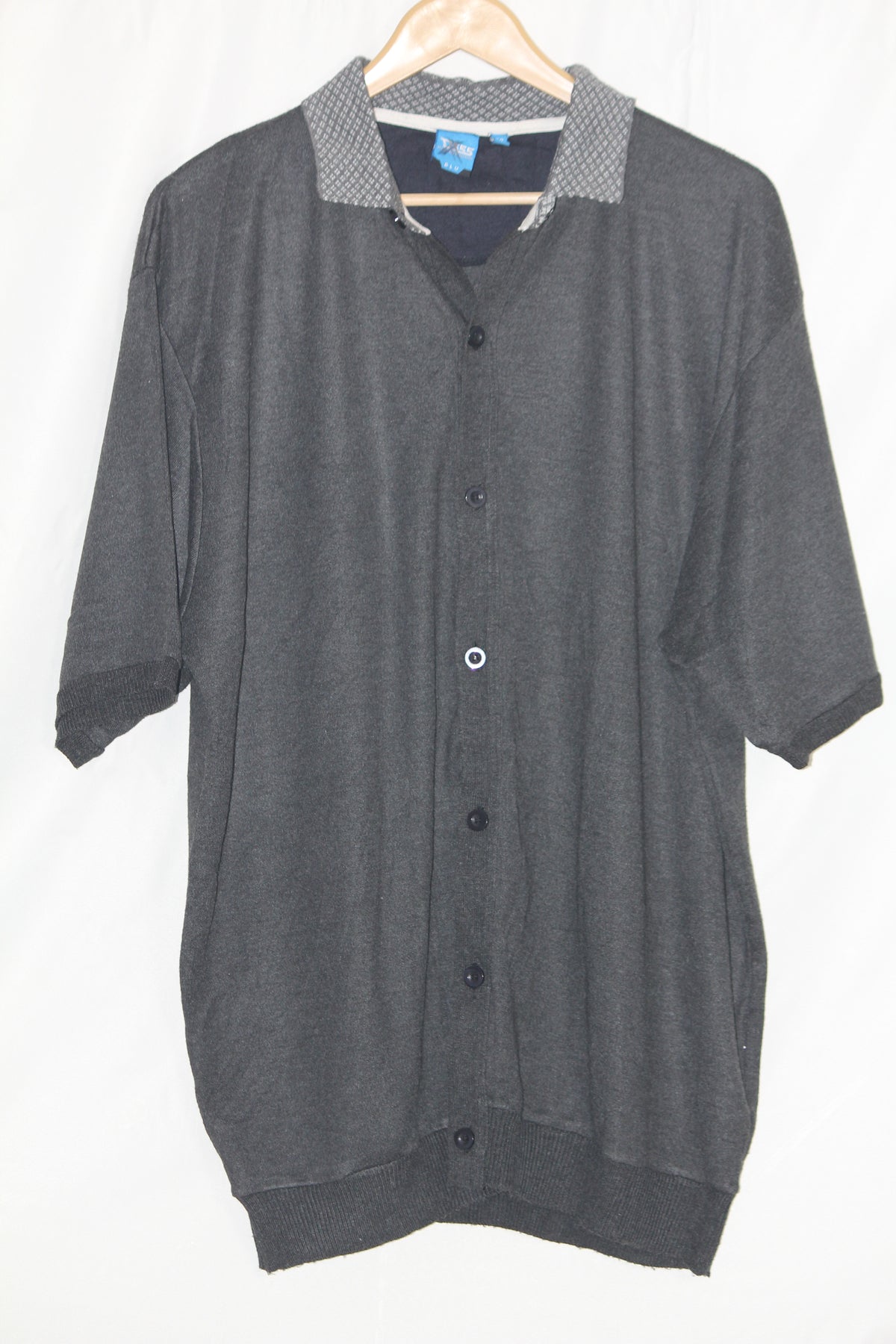 D555 Black Half Sleeve Button Down Sweater - Large