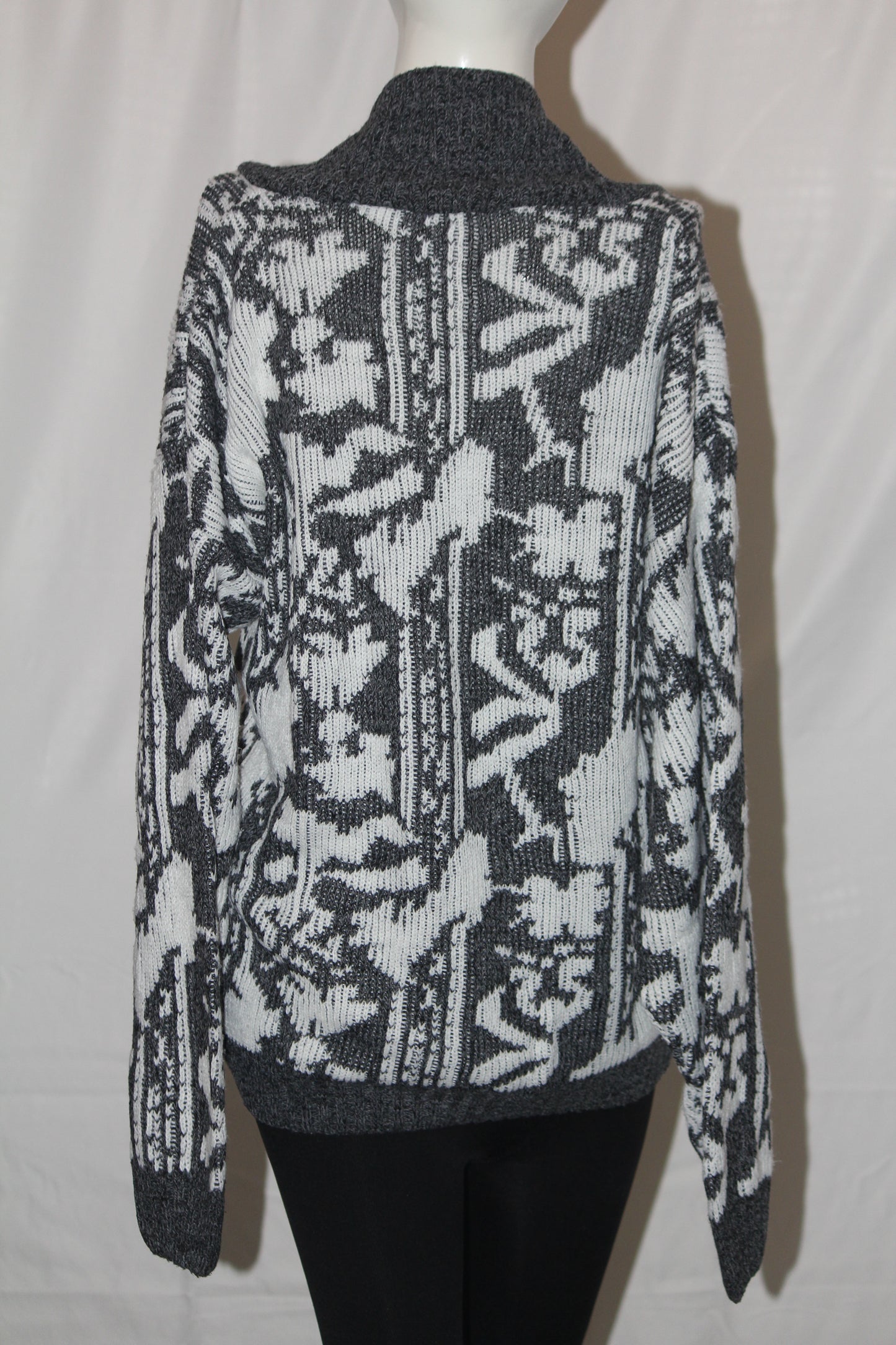 ThriftyFy Grey & White Sweater – Medium