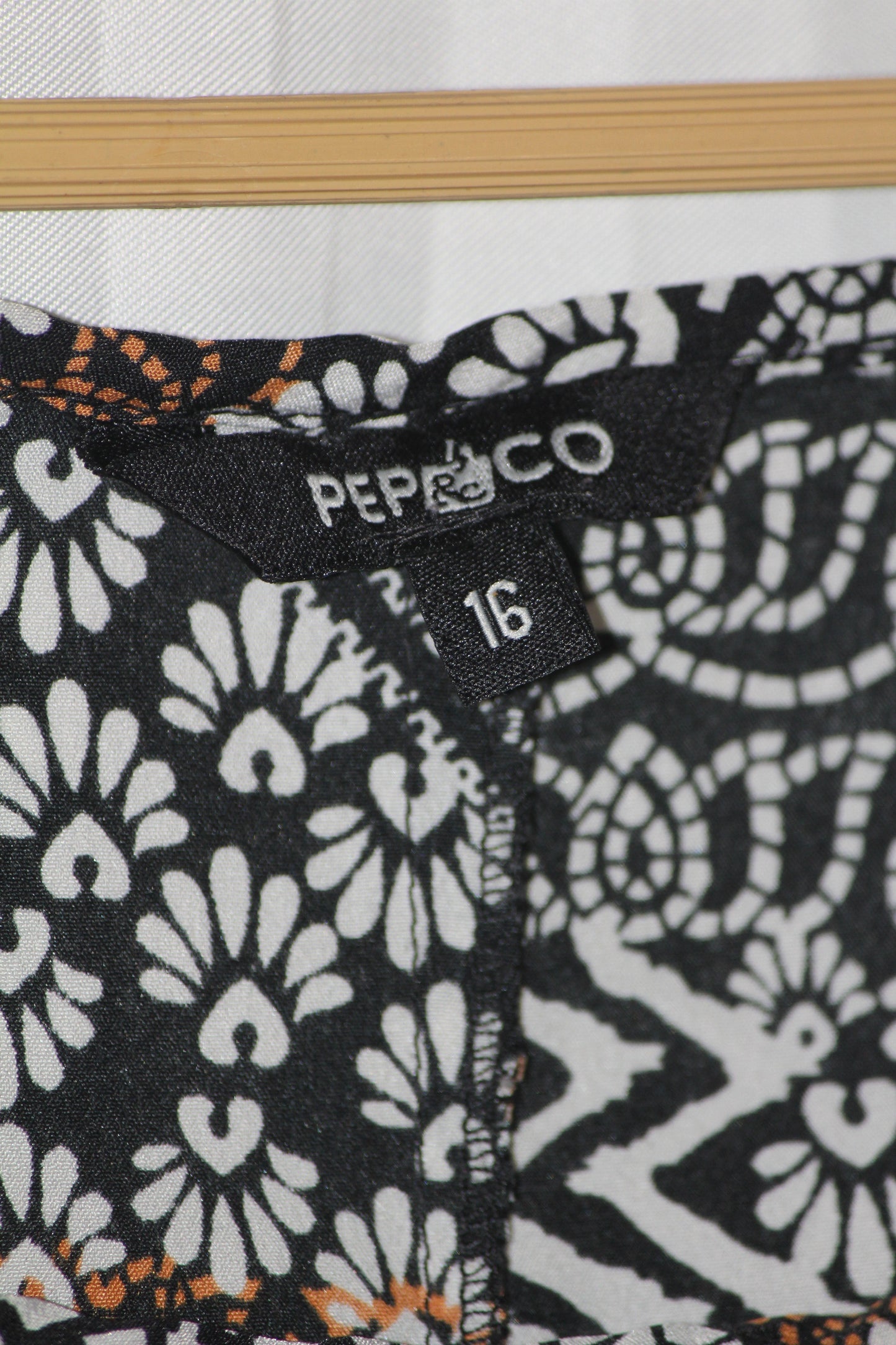 Pep & Co Black & White Floral Tank Top – Large (Chic Everyday Look)
