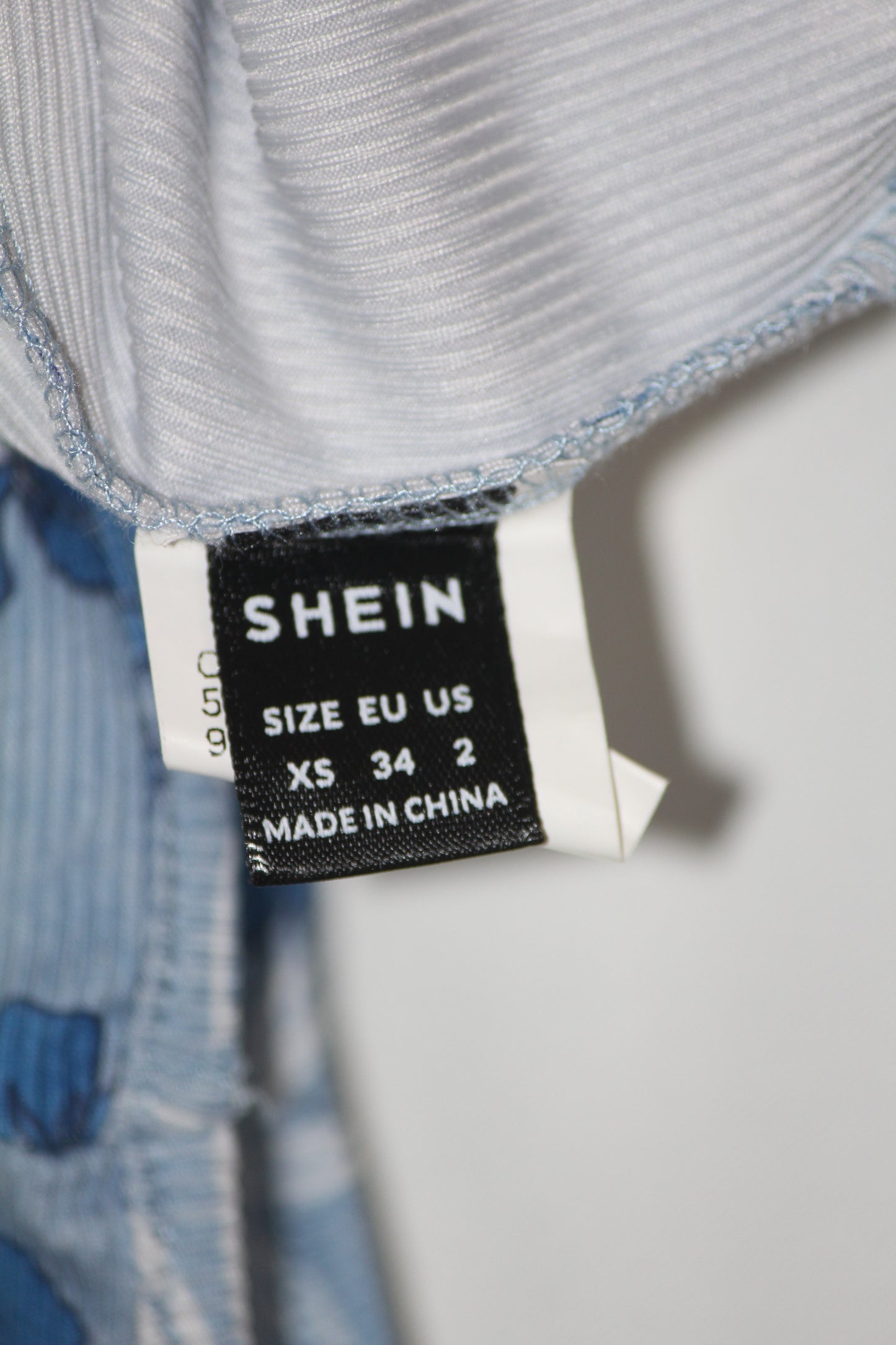 Shein Blue One-Shoulder Floral Crop Top – XS (Trendy Fit)