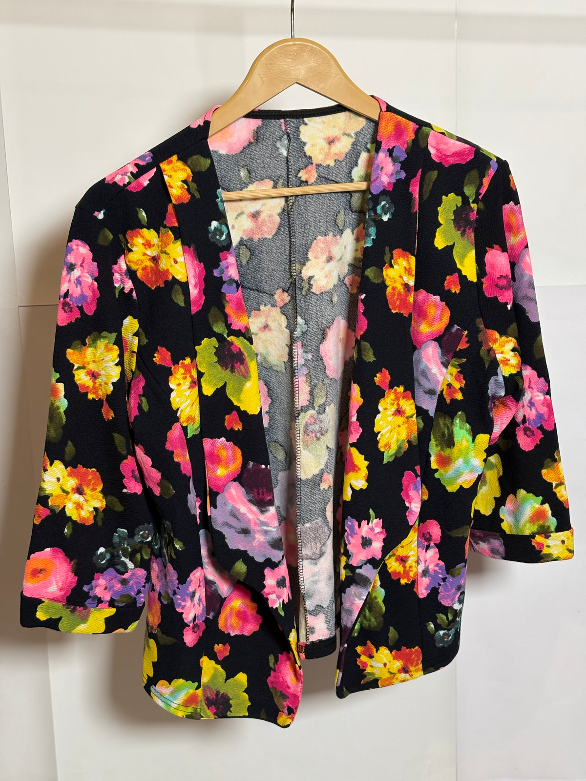 Blooming Noir Black Shrug – Quiz